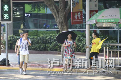 絕大多數(shù)市民都做到了自覺禮讓斑馬線，不橫穿馬路，不翻越欄桿，做到車讓人、人讓車2.JPG