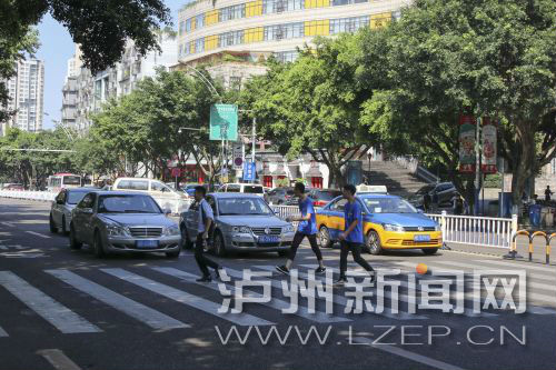 四川警察學(xué)院前的斑馬線沒有紅綠燈，但過往車輛見到有行人過斑馬線都會(huì)禮讓行人